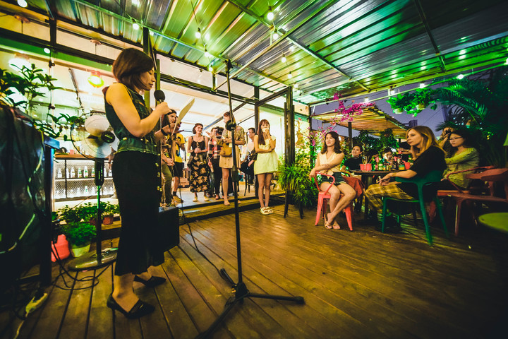 成都拖板鞋青年旅舍夏威夷的风小酒馆Spittoon Chengdu诗歌朗诵之夜